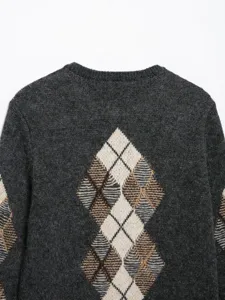 Gros plan du détail du dos en tricot, motif losange argyle classique, pull d'hiver confortable.