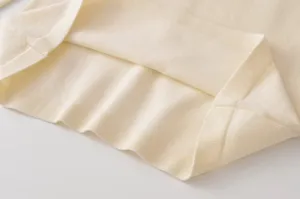 Detailansicht des minimalistischen einfarbigen Pullovers, weiche Textur, elegantes Design.
