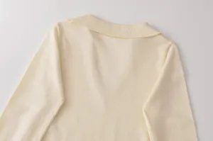 Detailansicht des einfarbigen Damen Langarm-Strickoberteils, weiche Textur und schöner Kragen.