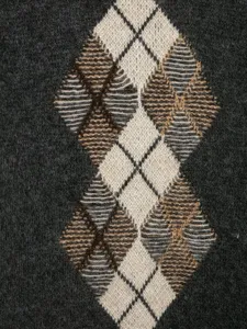 Détail de pull en tricot avec motif géométrique argyle classique et tissu doux.