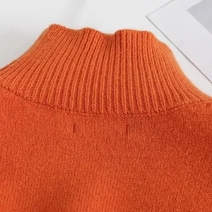 Oranger Rollkragen Strickpullover für Damen, klassisches geripptes Design, weiche Textur.