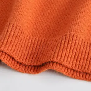 Lebendiger oranger Strickpullover Hauptansicht mit weicher Textur und geripptem Saum.
