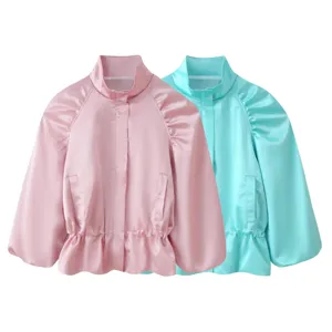 Schicke Damen Satin Stehkragenjacke mit Puffärmeln und Taillierung. Elegantes einfarbiges Top.