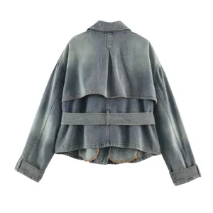 Gedetailleerd rugzicht van een vintage gewassen denim damesjas met bijpassende ceintuur.