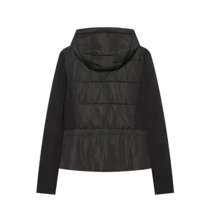 Vista dettagliata della giacca nera con cappuccio trapuntata e maniche lisce ed eleganti.