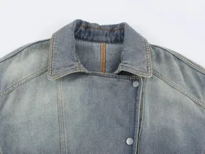 Close-up detail van de dames spijkerjas kraag, vintage blauw gewassen katoen.