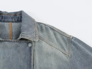 Close-up op de kraag en schouder van dames denim jas, vintage gewassen spijkerstof detail
