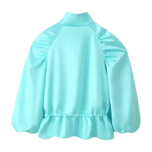 Detailansicht der hellblauen Satin Stehkragen gerafften Langarmjacke Rückseite