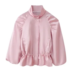 Rosa Satin Langarm Plissee Jacke Detail, elegantes Stehkragen und Taschendesign.