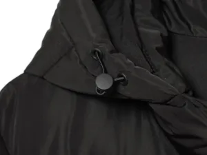 Dettaglio coulisse cappuccio piumino nero in primo piano, caldo cappotto invernale.