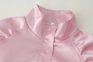 Rosa Satin-Stehkragen-Jacke mit gerafften langen Ärmeln für elegante Pendleroutfits.