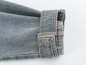 Denim jas mouw detail met contrasterende stiksels en drukknoop close-up foto