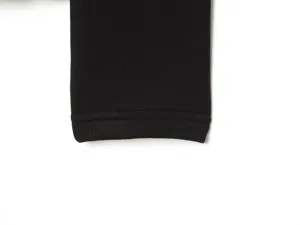 Dettaglio polsino giacca nera, design con cuciture di alta qualità per la moda invernale.