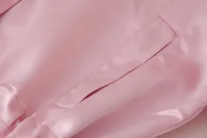 Rosa lässige Jacke Taschendetail Nahaufnahme mit feinen Nähten und schöner Stofftextur