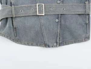Detail van dames jeansjasje met chique riem, metalen gesp en handige drukknopen.