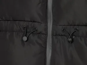 Dettaglio di una giacca invernale nera con coulisse in vita regolabile e zip termosaldata.