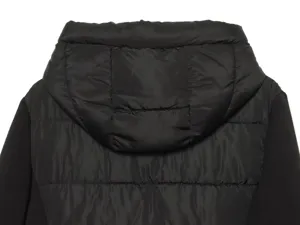 Dettaglio giacca imbottita nera con cappuccio cappotto invernale caldo abbigliamento