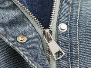 Close-up detailopname van de stijlvolle denim jas rits en metalen hardware accessoires.