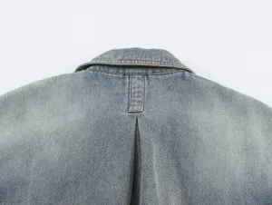 Achterste kraagdetail van casual denim jas voor dames met stijlvolle plooi op de rug.