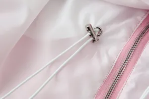 Detailansicht der rosa Damen Oberbekleidung mit Kordelstoppern und einem Reißverschluss.