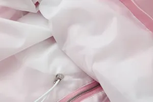 Nahaufnahme der rosa Damenjacke mit glattem Stoff Reißverschluss und verstellbarem Kordelzug