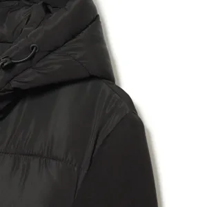 Giacca imbottita nera da donna con cappuccio e inserti per look casual invernale chic