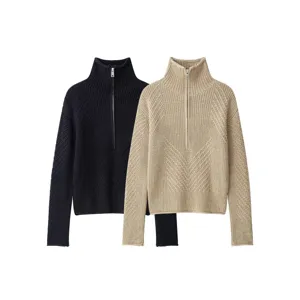 Detailansicht des Damen Pullovers mit halbem Reißverschluss und geripptem Muster.