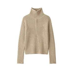 Nahaufnahme der strukturierten Damen Strickjacke mit Stehkragen und halbem Reißverschluss.