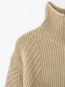 Nahaufnahme der khakifarbenen Damen Rollkragen Strickjacke zeigt feine Textur und Stoffqualität.