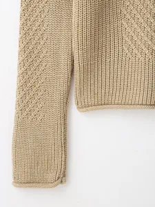 Detailansicht eines strukturierten Damen Strickpullovers in Beige mit feinem Rippstrick.