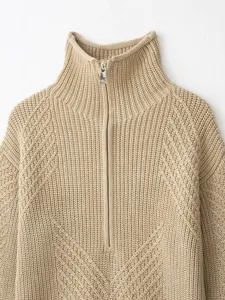 Detailansicht Damen Halb-Zip Rippenstrickpullover, gemütlicher Stehkragen, neutrales Beige.