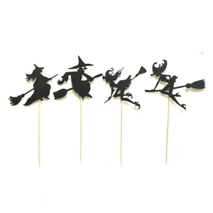 Gedetailleerd detail van zwarte heks silhouet cupcake toppers voor een griezelig Halloween feest.