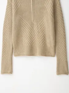 Detailansicht des Damen Strickpullovers in Beige mit Reißverschluss und feinem Chevronmuster.