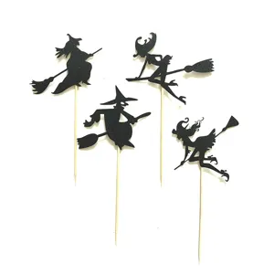 Detailopname van zwarte glitter heks silhouet cupcake toppers voor Halloween feest.