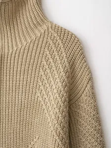 Naheinstellung Detailaufnahme eines stylischen Damen Rippstrick Rollkragen Pullovers.