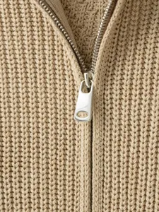 Nahaufnahme Detail von Damen Freizeit Strickpullover Reissverschluss, khaki Texturstoff.