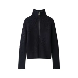 Detailansicht des dunkelblauen gerippten Pullovers mit halbem Reißverschluss und Textur.