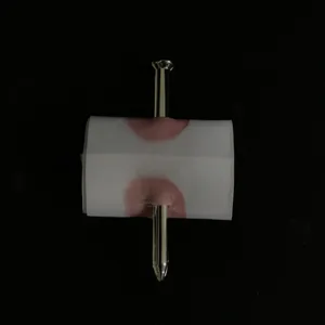 Dettaglio del realistico giocattolo scherzo chiodo attraverso il dito, supporto trucco novita.