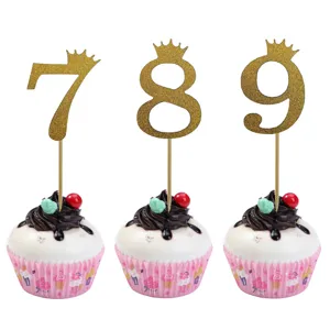 Nahaufnahme von glitzernden goldenen Zahlen 7, 8, 9 Cupcake Topper mit schönen Kronen.