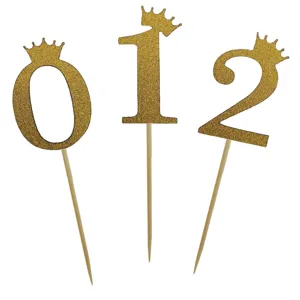 Goldene Glitzer-Zahl Tortenaufsatz mit Krone, perfekt für Geburtstagsparty Dekoration.