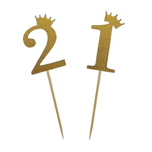 Goldene Glitzer Nummer 2 und 1 Tortenaufsätze mit Kronen Dekoration und Holzstäben für Geburtstage.