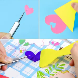 Detailansicht des Vinyl-Entgitterungswerkzeugsets mit Präzisionspinzette und Schaber für DIY.