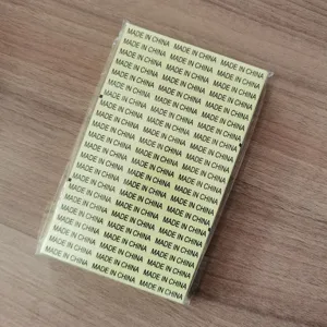 Αυτοκόλλητες ετικέτες Made in China σε ρολό λεπτομερής εικόνα προϊόντος με καθαρό κείμενο.