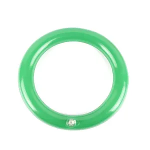 Detail van groene opblaasbare ring, PVC gooispel accessoire met een handig ventiel.