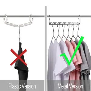 Multifunctionele opvouwbare metalen kledinghanger voor ruimtebesparende garderobe opslag.
