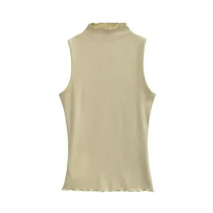 Detailansicht des Rippstrick-Tanktops mit Stehkragen und charmanten Rüschenkanten.