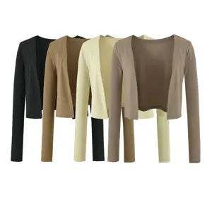 Detailansicht von einfarbigen, langärmeligen kurzen Cardigan-Oberteilen in verschiedenen Farben.