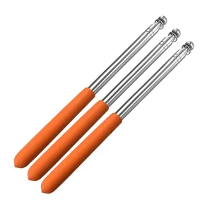 Detail van roestvrijstalen telescopische aanwijsstok, oranje spons handvat, metalen bal top.