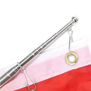 Detail van de telescopische roestvrijstalen vlaggenmast met metalen clips en kogelkopontwerp.