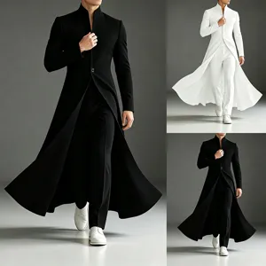 Détail de manteau smoking long et cintré pour homme avec col montant pour soirée.